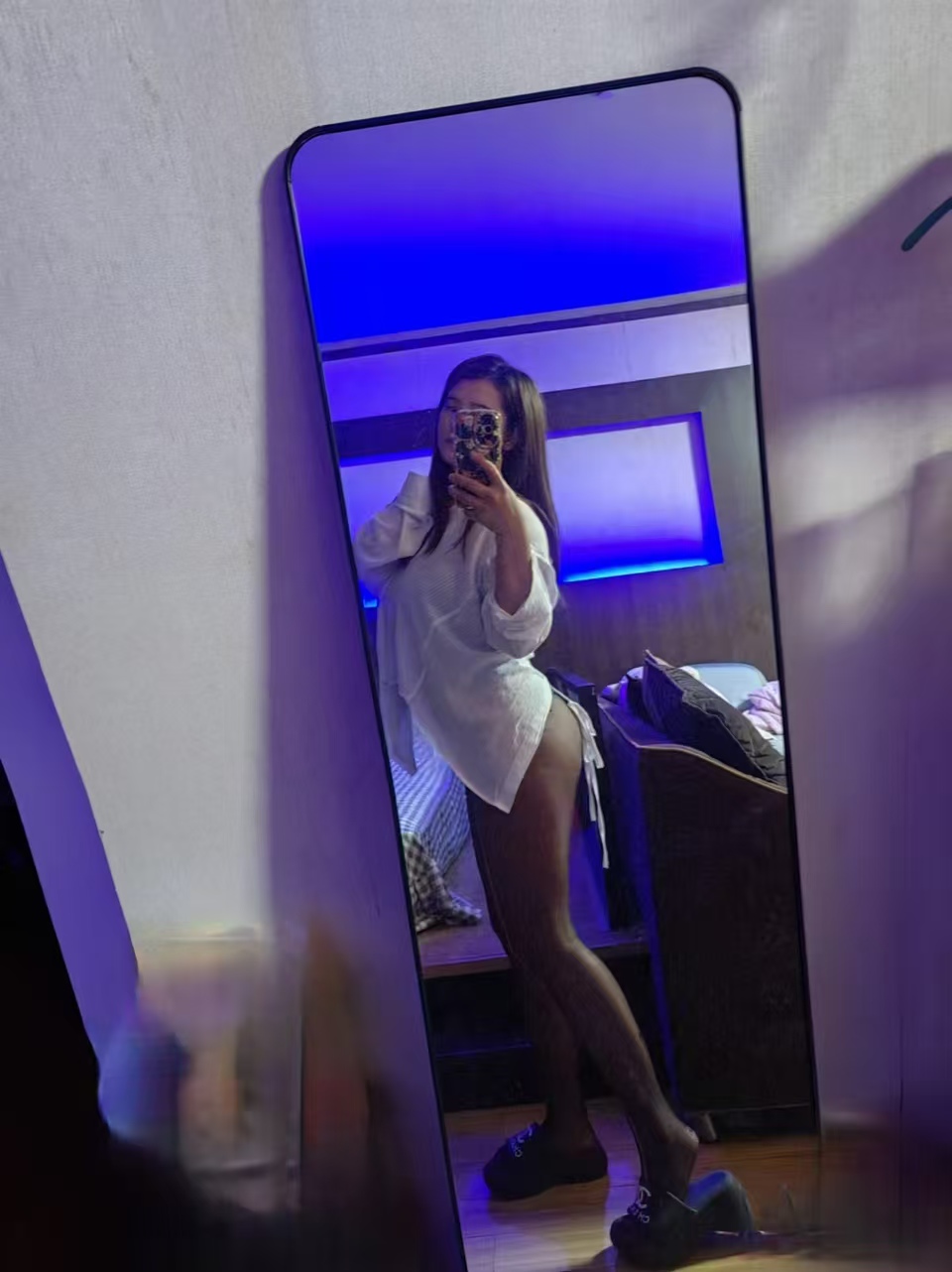 罗湖丰满圆润黑丝温妮-69俱乐部