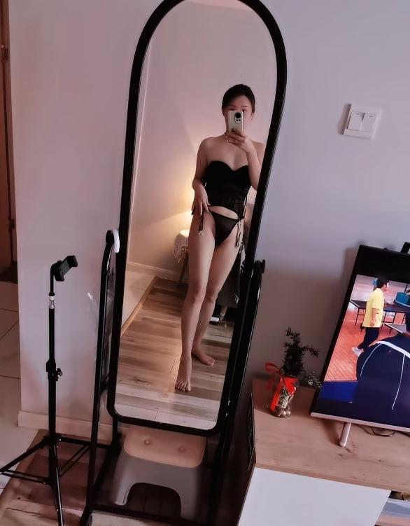 性感小长腿骚曼曼-69俱乐部