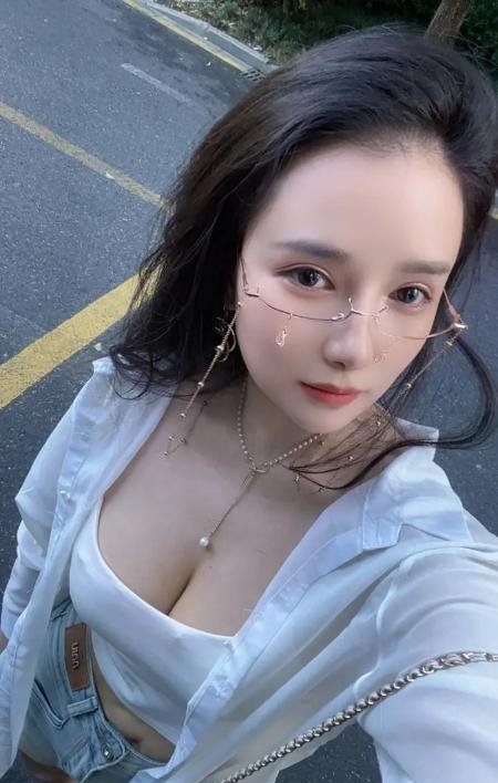 眼镜混血妹爱丽丝-69俱乐部