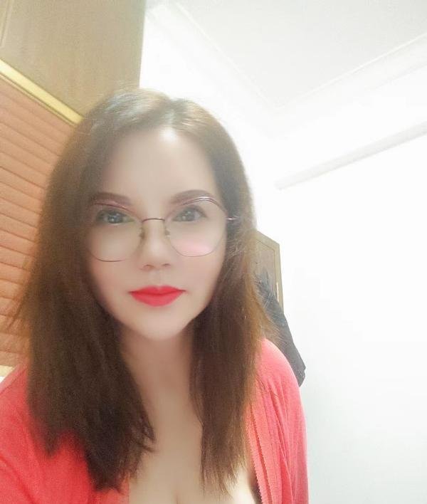 白云梅花园骚妇-69俱乐部