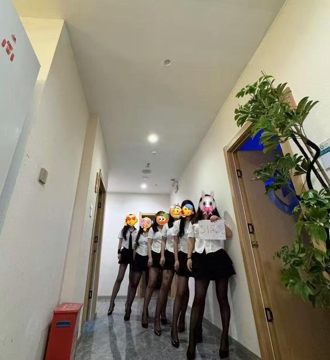 清涩8位小姐姐在店-69俱乐部