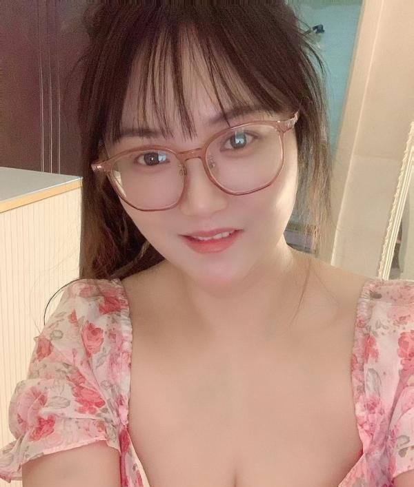 服务型大奶眼睛妹-69俱乐部