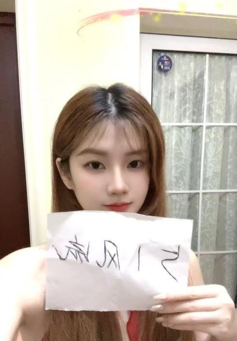 建邺冷白皮美少女-69俱乐部