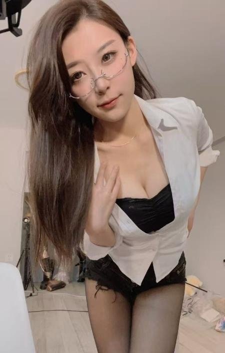 眼镜风骚翘臀妹-69俱乐部